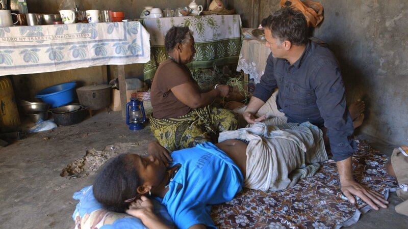 Folo Boataky et le médecin Bernard Fontanille oscultent une patiente. – Bild: Bonne Pioche