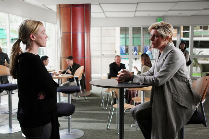 Samantha Spade (Poppy Montgomery, li.)  Ein 15-jähriges Mädchen, das bei ihrem Großvater lebt, verschwindet spurlos. Hat ihr Verschwinden mit einem Jungen zu tun? – Bild: Warner Bros. Entertainment, Inc.