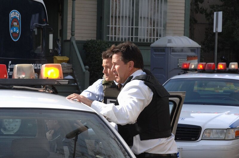 Jack (Anthony LaPaglia, r.) und Martin (Eric Close, l.)  Der Aufseher einer Kläranlage verschwindet plötzlich. Das Team findet heraus, dass er möglicherweise in einen Raubüberfall verwickelt war und etwas mit dem Verschwinde seines Freundes zu tun hat. – Bild: Beste Freunde /​ Warner Bros. Entertainment, Inc.