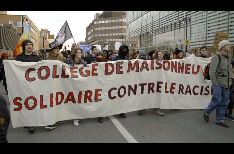 2015 versucht eine Handvoll Schüler des Collège de Maisonneuve, nach Syrien zu gelangen, um gemeinsam in den Dschihad zu ziehen. Das Vorhaben scheitert und die Schule reagiert mit dem Projekt „Vivre-ensemble“ (zusammen leben). – Bild: Temps noir