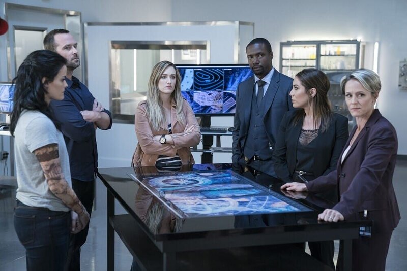 L-R: Jane Doe (Jaimie Alexander), Kurt Weller (Sullivan Stapleton), Patterson (Ashley Johnson), Edgar Reade (Rob Brown), Tasha Zapata (Audrey Esparza), Director Hirst (Mary Stuart Masterson). – Bild: Warner TV