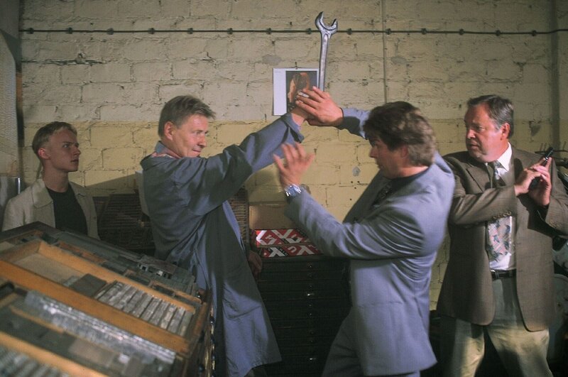 Mehlmann (Günter Junghans, 2.v.l.) und Kommissar Wolniak (Uwe Fellensiek) im Kampf (l. Alexander Hosfeld, r. Wolfgang Bathke). – Bild: Foto: RTL