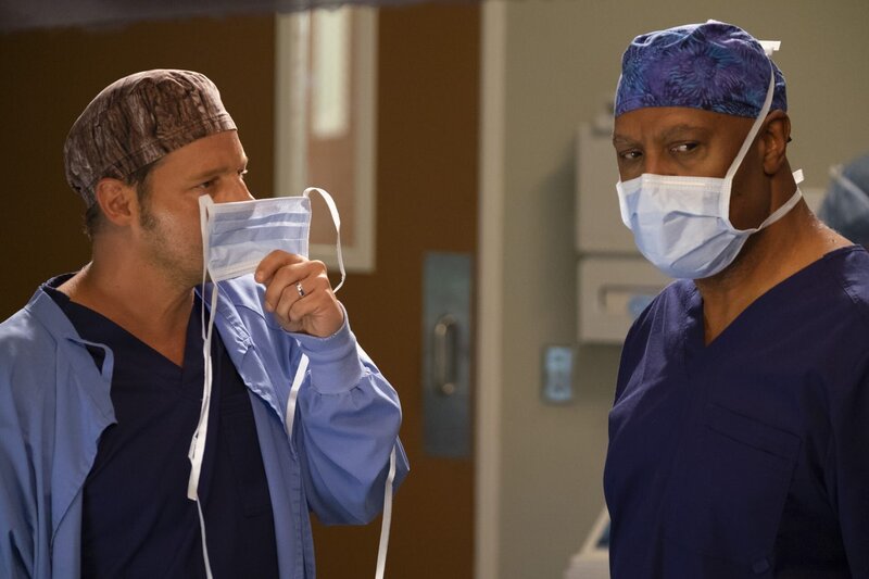 L-R: Dr. Alex Karev (Justin Chambers) und Dr. Richard Webber (James Pickens Jr.) – Bild: ABC Studios /​ John Fleenor