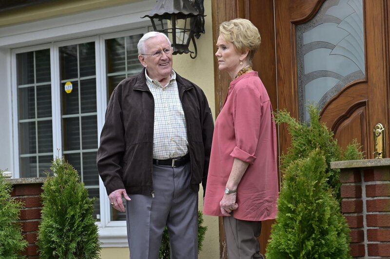 Henry Reagan (Len Cariou, l.); Donna Duvall (Erika Slezak, r.) – Bild: CBS Broadcasting, Inc. /​ John Paul Filo