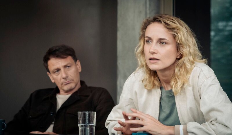 Femke Folkmer (Pia Barucki) und Tjark Wolf (Hendrik Duryn) auf dem Revier. – Bild: RTL /​ Gordon Muehle /​ MadeFor Film GmbH