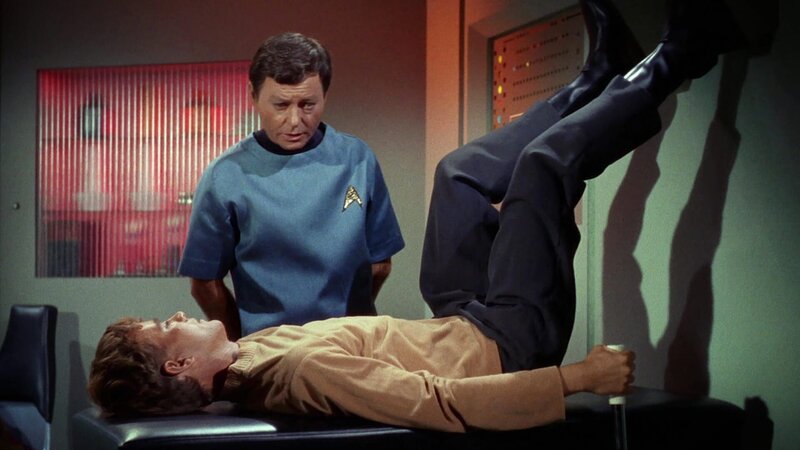 Dr. McCoy (DeForest Kelley) und Charlie Evans (Robert Walker Jr.). – Bild: Tele 5