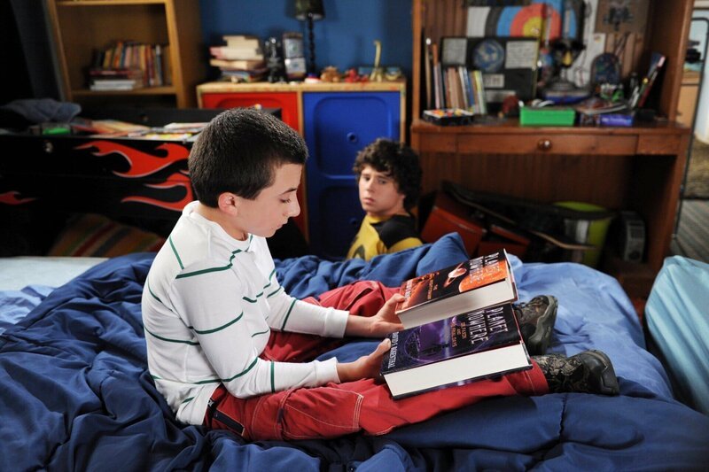 Brick (Atticus Shaffer, l.) freut sich riesig auf das letzte Buch seiner Lieblingsbuchreihe. Doch als Axl (Charlie McDermott, r.) ihm aus Rache das Ende verrät, bricht für ihn eine Welt zusammen. Unterdessen befürchtet Frankie, dass Mike sie nach 20 Jahren Ehe nicht mehr genug schätzt. – Bild: Warner Brothers Brick (Atticus Shaffer, l.) freut sich riesig auf das letzte Buch seiner Lieblingsbuchreihe. Doch als Axl (Charlie McDermott, r.) ihm aus Rache das Ende verrät, bricht für ihn eine Welt zusammen. Unterdessen befürchtet Frankie, dass Mike sie nach 20 Jahren Ehe nicht mehr genug schätzt. – Bild: Warner Brothers