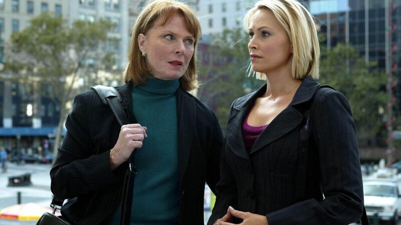 Anwältin Lorna Scarry (Mariette Hartley, l.) hofft, dass der Mann ihrer Klientin Jennifer Fulton (Josie Bissett) schuldig gesprochen wird. Er hatte Jennifer brutal zusammengeschlagen, obwohl sie hoch schwanger ist. – Bild: TVNOW /​ Universal