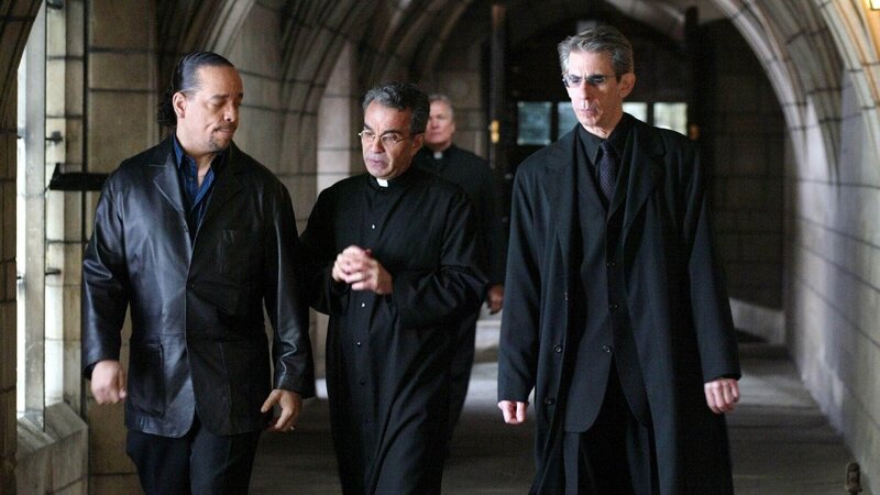 Detective Odafin Tutuola (Ice-T, l.) und Detective John Munch (Richard Belzer, r.) befragen Pater Castrillion (Mateo Gímez). – Bild: TVNOW /​ NBC/​ Universal