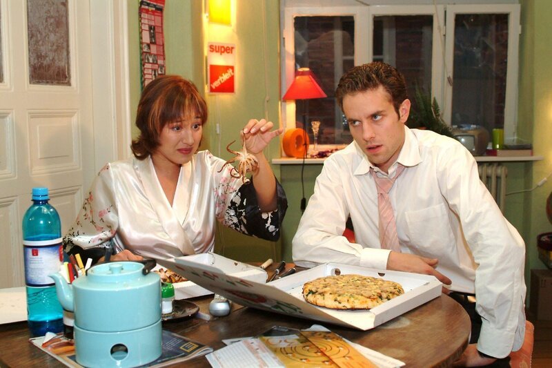 Max (Alexander Sternberg, r.) und Yvonne (Bärbel Schleker, l.) geraten über das Essen in einen Streit … – Bild: SAT.1 /​ Monika Schürle