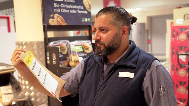 Apo hat einen Werbeflyer für die Reibekuchen-Aktion erstellt – Bild: RTLZWEI