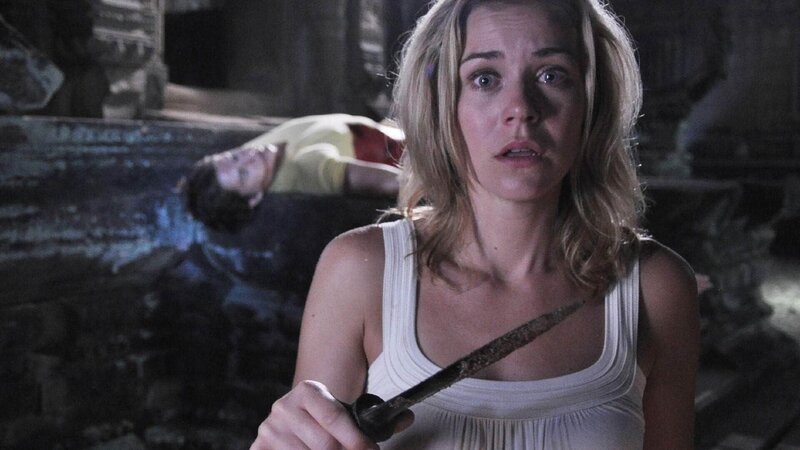 Kathi (Jessica Ginkel) findet ihren Freund inmitten der Tempelanlage – blutüberströmt und mit einem Messer in der Brust … – Bild: TVNOW /​ Aki Pfeiffer