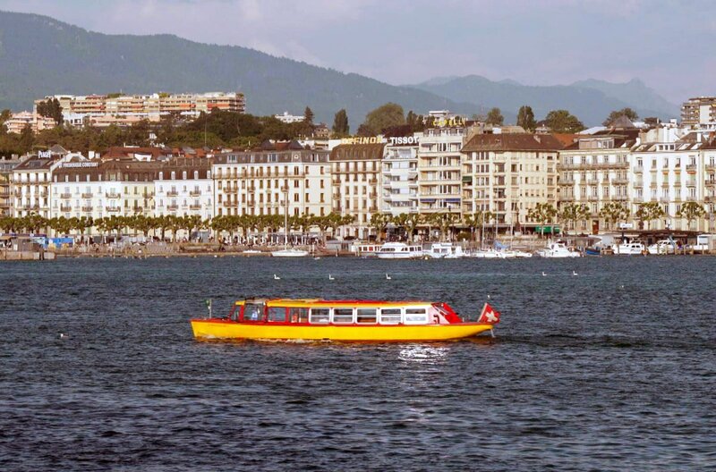 Uhren, Berge und Käse! Die Genfer werden zuweilen auf diese Klischees reduziert. – Bild: Elephant Doc