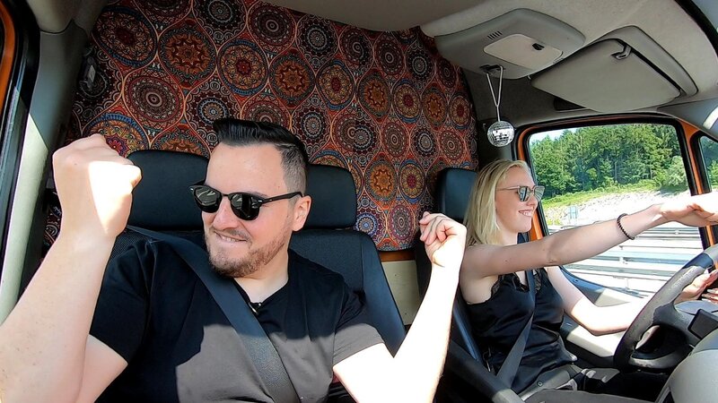 Lex und Setty freuen sich auf ihren Campingurlaub – Bild: RTLZWEI, Story House Productions