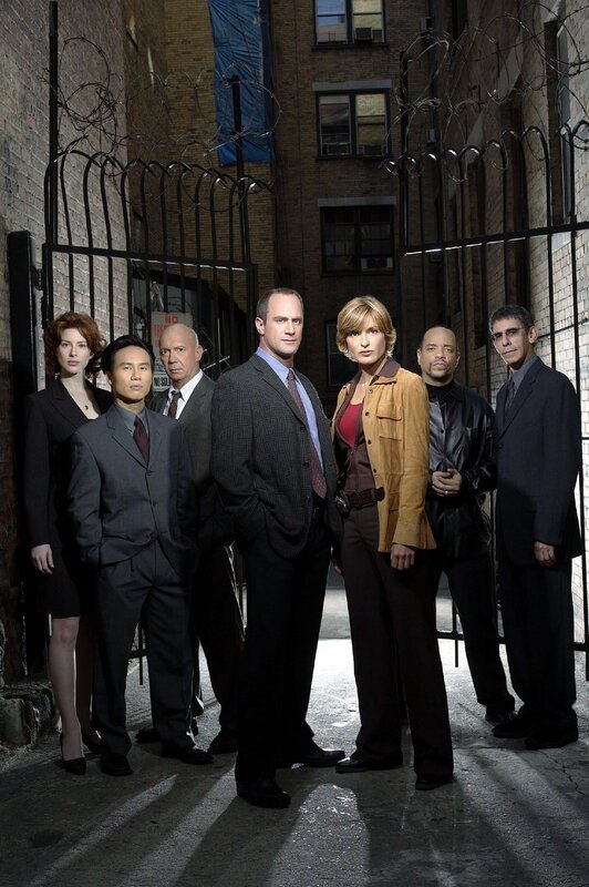 5. Staffel (v.l.): Assistant District Attorney Casey Novak (Diane Neal), Dr. George Huang (B. D. Wong), Captain Donald Cragen (Dann Florek), Detective Elliot Stabler (Christopher Meloni), Detective Olivia Benson (Mariska Hargitay), Detective Odafin Tutuola (Ice-T), Detective John Munch (Richard Belzer) – Bild: RTL NITRO