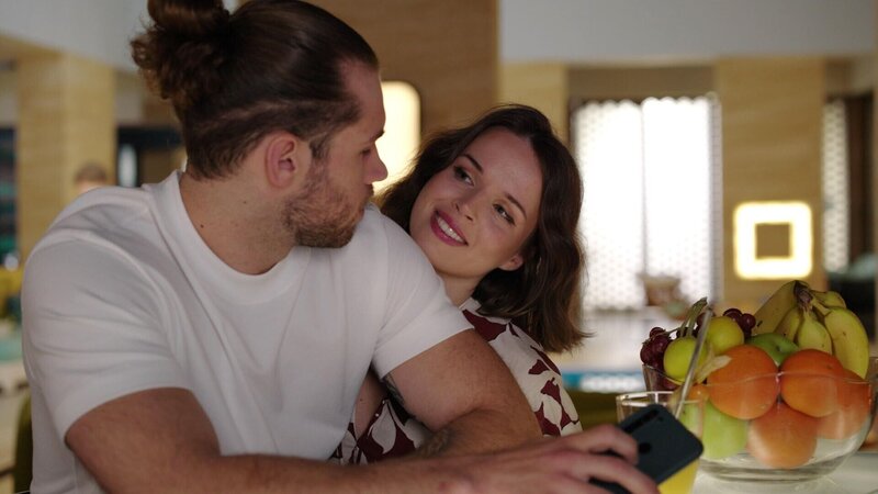 Deniz erkennt überrascht, dass Milan (Vitali Huk) Charlie betrogen hat. Rechts Lara (Darya Birnstiel) – Bild: RTL /​ Betrug auf beiden Seiten