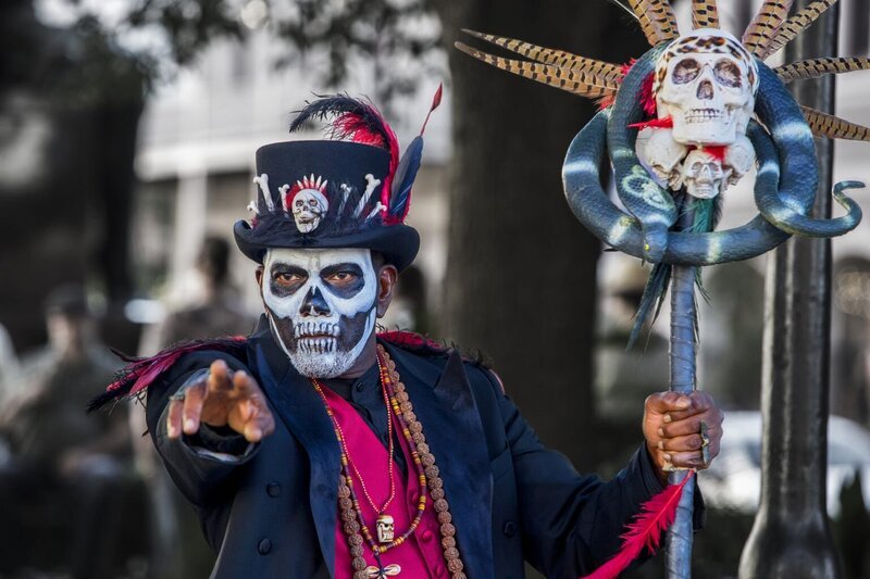 Kann Mr. Voodoo (Ron Flagge) dem Team bei den Ermittlungen weiterhelfen? – Bild: CBS Broadcasting Inc.