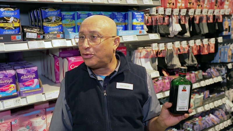 Fernando hat im Regal eine angebrochene Flasche Hochprozentiges entdeckt – im falschen Regal – Bild: RTLZWEI