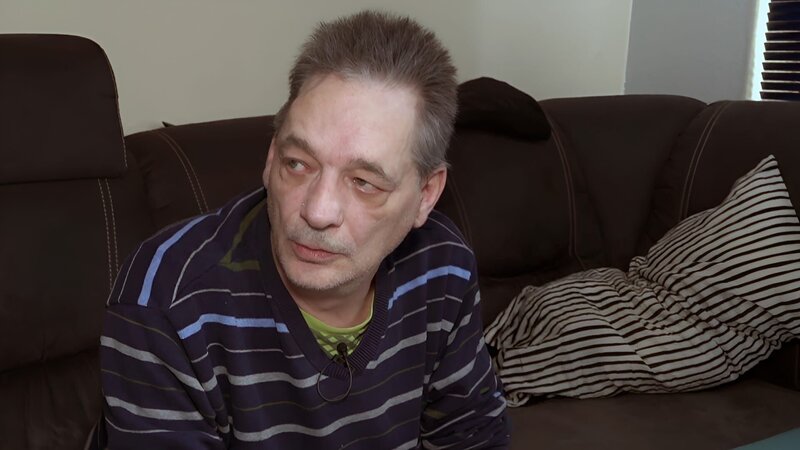 Manni (54) hat nach seinem gestrigen Geburtstag ein paar Dinge zu erledigen. – Bild: RTLZWEI