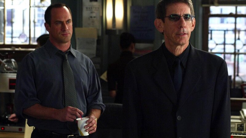 Detective Elliot Stabler (Christopher Meloni, l.) und Detective John Munch (Richard Belzer) suchen den Mörder eines neugeborenen Babys, das in einer Plastiktüte in der Kanalisation gefunden wurde. – Bild: TVNOW /​ NBC