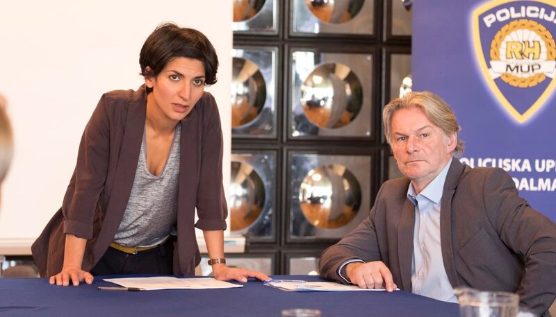Branka Marić (Neda Rahmanian) steht unter Druck, aber ihr Vorgesetzter Tomislav Kovacic (Max Herbrechter) hält zu ihr. – Bild: ARD Degeto/​Erika Hauri