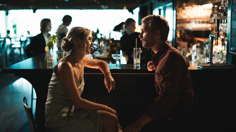 Hilma (Alba August) und Ola (Björn Gustafsson) genießen die Auszeit an der Bar im Wellnesshotel. – Bild: NDR/​KRO-NCRV