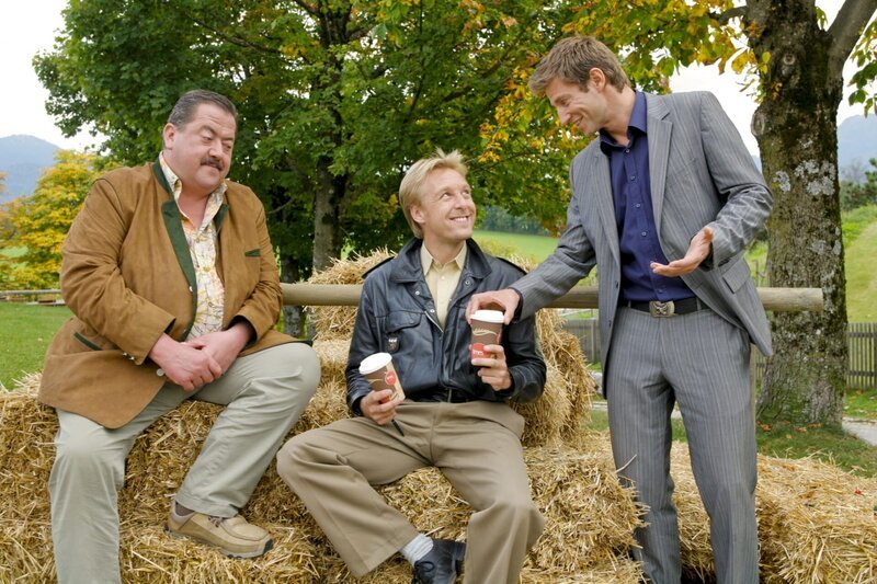 Die Rosenheim-Cops Korbinian Hofer (Joseph Hannesschläger, l.), Michi Mohr (Max Müller, m.) und Sven Hansen (Igor Jeftic, r.). – Bild: ZDF und Christian A. Rieger