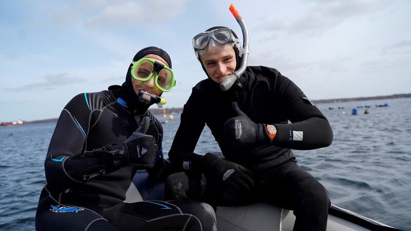 Julian (rechts) und Meeresbiologe Rafael in Tauchausrüstung – Bild: BR/​megaherz gmbh/​Filip Felix