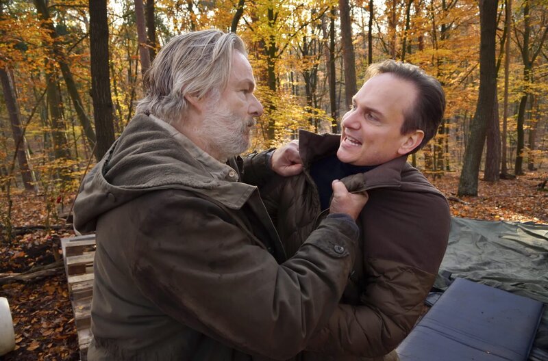 Der „Waldbewohner“ Torben Westfal (Max Herbrechter, l.) attackiert den Waldpächter Pavel Lindner (Tino Lindenberger, r.), weil dieser ihn aus dem Wald vertreiben will. – Bild: ARD/​Hardy Spitz