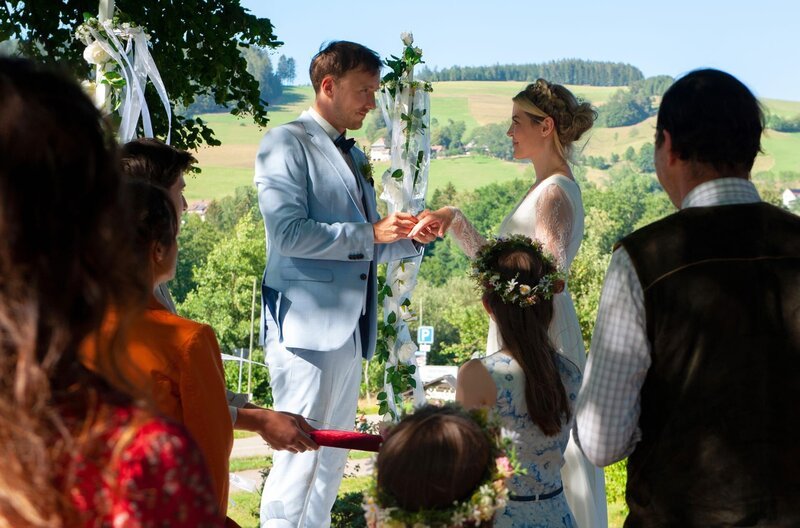 Petra (Jana Reinermann) und Martin (Sebastian Achilles) geben sich das Ja-Wort und ganz Waldau ist dabei! – Bild: SWR/​Maria Wiesler