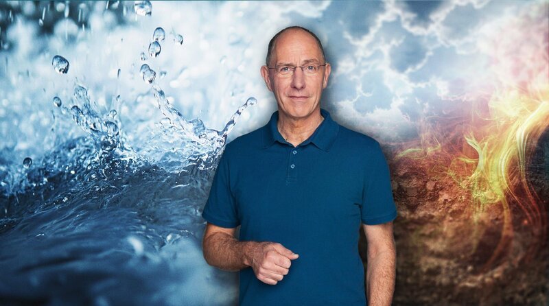 Wasser scheint eigentlich eine völlig unspektakuläre Flüssigkeit zu sein: Farblos, geruchlos, geschmacklos – und noch dazu im Überfluss vorhanden. Aber ohne Wasser gäbe es kein Leben: Wir Menschen bestehen zu 70 Prozent daraus. Wasser treibt den Kreislauf aus Wolken, Regen und Flüssen an und sorgt dafür, dass Pflanzen und Tiere gerade jetzt in der Sommerhitze nicht vertrocknen. Was macht ausgerechnet diese Substanz so einzigartig? Quarks zeigt die geheimnisvolle und empfindliche Welt im Grundwasser, in der sich urtümliche Lebewesen tummeln, die eine wichtige Funktion für uns alle erfüllen. Und wir tauchen ab in die gewaltigen Kelpwälder vor Südafrikas Küste, die nicht nur mehr CO₂ speichern als Wälder an Land, sondern auch unsere Ernährung der Zukunft bereichern könnten. – Moderator Thomas Ranft – Bild: WDR/​Tilman Schenk/​KI