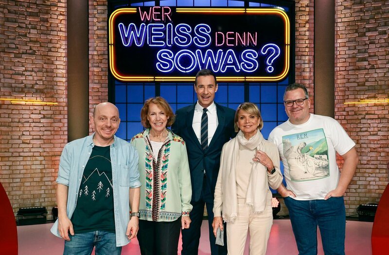 Moderator Kai Pflaume (M.) und seine Rateteam-Kapitäne Bernhard Hoëcker (l.) und Elton (r.) begrüßen in dieser Sendung die Schauspielerin Gaby Dohm (2.v.l.) und die Schauspielerin Uschi Glas (2.v.r.). – Bild: ARD/​Morris Mac Matzen