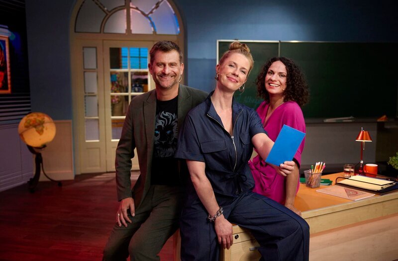 Von links: Michael Altinger, Christine Eixenberger und Antonia Stabinger. Weiteres Bildmaterial finden Sie unter www.br-foto.de. – Bild: BR/​Constantin Entertainment GmbH/​Martina Bogdahn