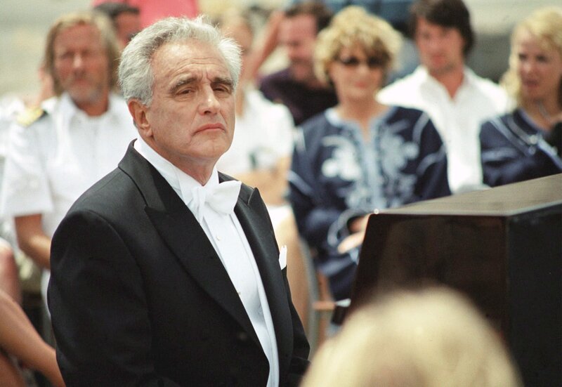 Der berühmte Pianist Caspari (Michael Degen) ist verzweifelt, weil er glaubt, aufgrund seiner „schwerwiegenden“ Erkrankung, zukünftig nicht mehr Klavierspielen zu können. – Bild: SWR/​ARD Degeto/​Clemens Lechner