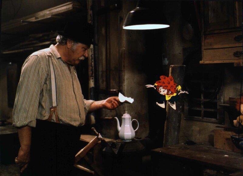 Meister Eder (Gustl Bayrhammer) mit seinem Pumuckl. – Bild: BR/​Infafilm/​Original-Entwurf „Pumuckl“-Figur: Barbara von Johnson