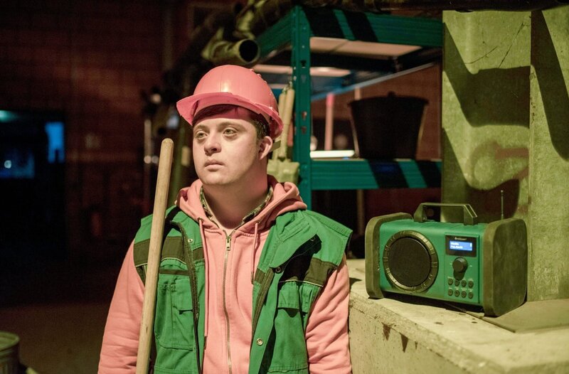 Der Bauhofangestellte Oliver Wiek (Dario Redecker) wird bei seiner Arbeit böse überrascht. – Bild: ORF/​ONE GATE/​ARD/​Thorsten Jander