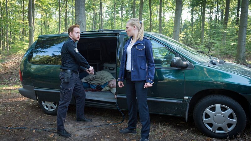 Eine wild blitzende, mobile Geschwindigkeitskontrolle hat die Aufmerksamkeit der Polizisten erregt. Im dazugehörigen Wagen finden Kai Timmermann (Mathias Junge) und Anneke van der Meer (Isabel Berghout) den toten Carsten Schweiger (Komparse). Allerdings ist die Festplatte mit den gespeicherten Blitzerfotos verschwunden. Hat ihn etwa ein wütender Raser wegen einer Temposünde erschossen? – Bild: ZDF