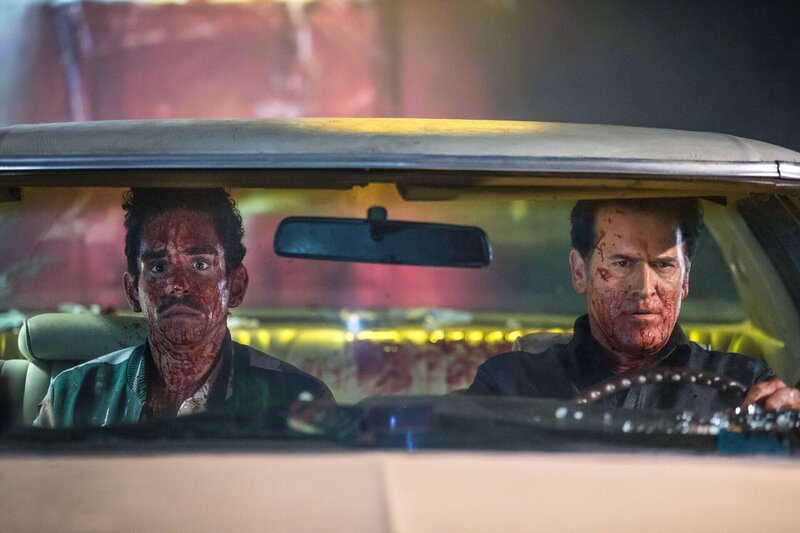 Pablo Simon Bolivar (Ray Santiago, l.); Ashley „Ash“ J. Williams (Bruce Campbell, r.) – Bild: Starz Entertainment, LLC.