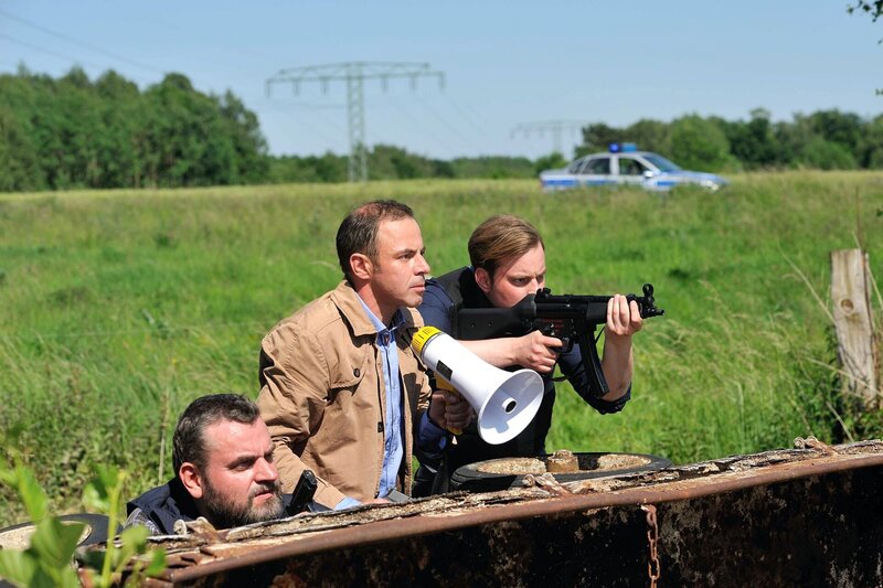Ollie Ollenhauer (Christoph Hagen Dittmann, l.), Paul Kleinert (Felix Eitner, M.) und Jonas Wolter (Jan Niklas Berg, r.) müssen Klara aus der Wagenburg der Berghoffs befreien. – Bild: ARD/​Hardy Spitz