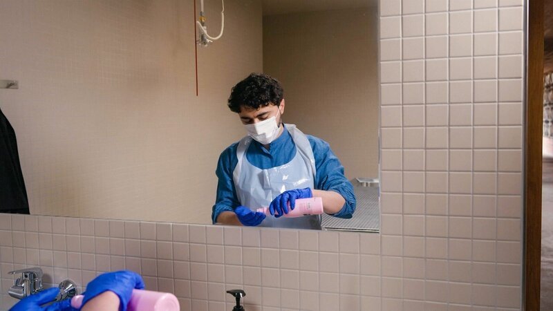 Burak Ates zeigt, wie islamische Totenwaschung funktioniert. – Bild: ORF/​Sternblende