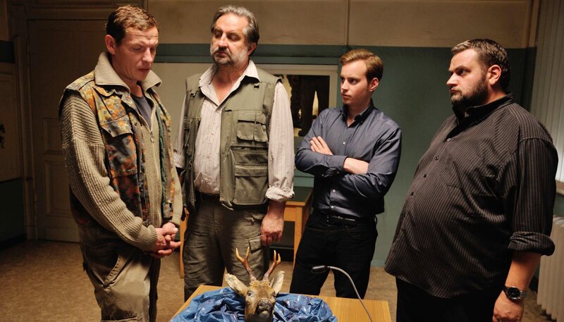 Waldarbeiter Tobias Körner (Gerdy Zint, l.) ist gestellt mitsamt dem frisch geschossenen Reh. Doch Jonas Wolter (Jan Niklas Berg, 2.v.r.), und Ollie Ollenhauer (Christoph Hagen Dittmann, r.) rätseln, ob der Wilderer auch der Mörder des Bruders von Theo Euler (Andreas Windhuis, 2.v.l.) ist. – Bild: ARD/​Hardy Spitz