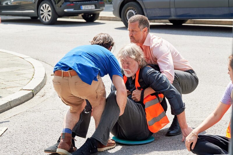 Paketfahrer Lew (Nicolas Garin, l.) und Familienvater Thomas Kling (Wayne Carpendale,r.) wollen nicht mehr länger warten. Sie nehmen die Dinge selbst in die Hand und versuchen, den Aktivisten Henning (Joachim Seemann, M.) eigenhändig von der Straße zu lösen. – Bild: ZDF