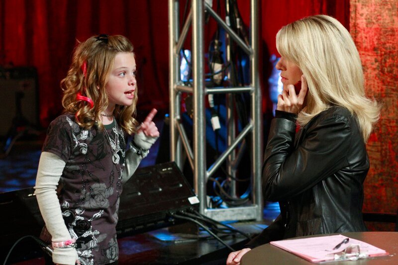 McFame“ -- Jim and his band win a contest, providing them with the opportunity to play for child pop sensation Jami McFame. When the tiny diva releases her intimidating ego, Jim tries to set her straight, on „According to Jim,“ TUESDAY, DECEMBER 9 (9:00⁠–⁠9:30 p.m., ET), on the ABC Television Network. (ABC/​RON TOM) JAMISON BELUSHI, ANDREA BENDEWALD – Bild: Disney