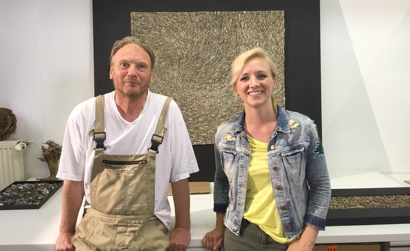 Anna Lena Dörr mit Künstler Detlef Kleinen in seinem Atelier in St. Goarshausen. – Bild: SWR/​Lukas Kunkel