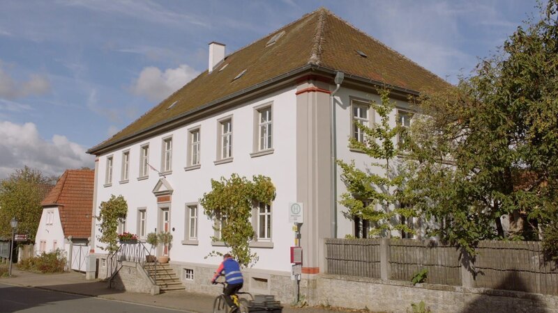 Im unterfränkischen Winzerort Obervolkach liegt ein klassizistisches „Schul- und Rathhaus“. – Bild: BR /​ BR