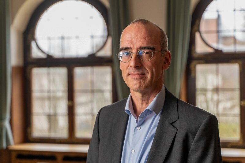 Prof. Nicolas Rüsch forscht an der Universität Ulm darüber, wie sich Stigmata auf psychische Erkrankungen auswirken und diese auch zum Teil verstärken können. – Bild: ZDF und Max Leitmeier
