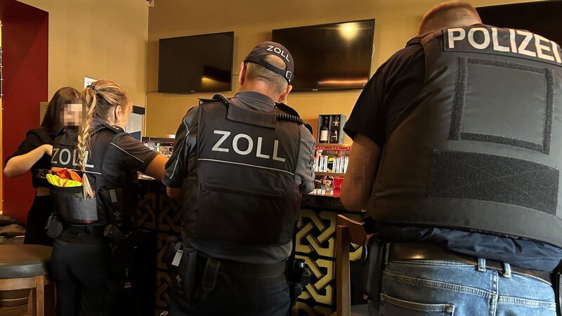 Auf Suche nach Schwarzarbeitern und Sozialbetrügern: „Beziehen Sie Leistungen vom Jobcenter?“ – Bild: ZDF