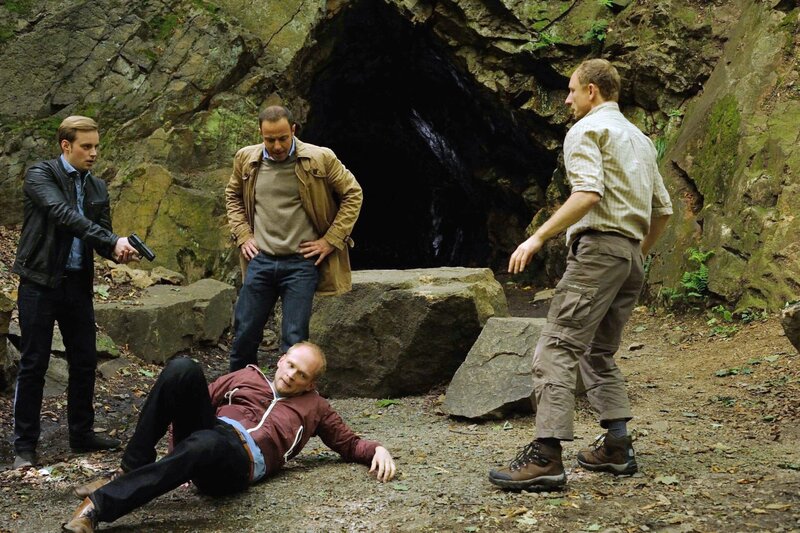 Jonas Wolter (Jan Niklas Berg, l.) und Hauptkommissar Paul Kleinert (Felix Eitner, 2.v.l.) müssen die beiden Kontrahenten Martin Busch (Berhard Conrad, liegend) und Henning Groschke (Michael Schenk, r.) mit gezückter Waffe zu trennen. – Bild: ARD/​Hardy Spitz