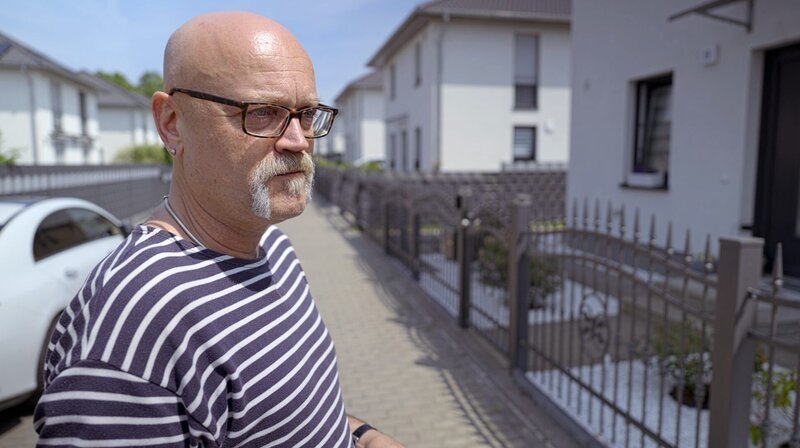 ARD/SWR ZUGEPFLASTERT!, „Wie schützen wir unsere Städte vor dem Hitzekollaps?“, am Mittwoch (13.08.25) um 22:50 Uhr im ERSTEN. Auch Privathaushalte können gegen die Hitze aktiv werden. Ulf Soltau, Biologe und Autor des Blogs „Gärten des Grauens“, zeigt die Nachteile der beliebten Schottergärten auf – und rät zu Alternativen, die für Klima und Biodiversität förderlich sind. © SWR/Ingo Mende, honorarfrei – Verwendung gemäß der AGB im engen inhaltlichen, redaktionellen Zusammenhang mit genannter SWR-Sendung bei Nennung „Bild: SWR/Ingo Mende“ (S2+). SWR Presse/Bildkommunikation, Baden-Baden, Tel: 07221/929–22202, foto@swr.de – Bild: SWR/Ingo Mende ARD/SWR ZUGEPFLASTERT!, „Wie schützen wir unsere Städte vor dem Hitzekollaps?“, am Mittwoch (13.08.25) um 22:50 Uhr im ERSTEN. Auch Privathaushalte können gegen die Hitze aktiv werden. Ulf Soltau, Biologe und Autor des Blogs „Gärten des Grauens“, zeigt die Nachteile der beliebten Schottergärten auf – und rät zu Alternativen, die für Klima und Biodiversität förderlich sind. © SWR/Ingo Mende, honorarfrei – Verwendung gemäß der AGB im engen inhaltlichen, redaktionellen Zusammenhang mit genannter SWR-Sendung bei Nennung „Bild: SWR/Ingo Mende“ (S2+). SWR Presse/Bildkommunikation, Baden-Baden, Tel: 07221/929–22202, foto@swr.de – Bild: SWR/Ingo Mende