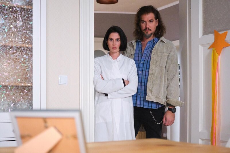 Sina (Valea Scalabrino) muss schockiert erkennen, dass Rolf offenbar in ihrer Wohnung war. Rechts David (Diego Seyfarth) – Bild: RTL /​ Stefan Behrens